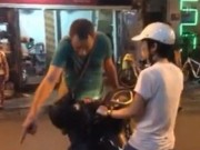 Eva tám - Sao phải để khách Tây chặn xe người Việt?