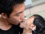 Làm mẹ - Con nhiễm lỵ amip, đau bụng triền miên vì mẹ nhai cho ăn cơm