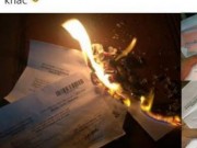 Tin tức - Chàng trai tự tay đốt 4 giấy chứng nhận kết quả ĐH