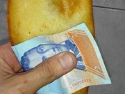 Tin tức - Người dân Venezuela dùng tiền làm... giấy ăn