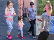 Làng sao - Nhóc Harper để lộ "bụng trống" với áo ngắn cũn