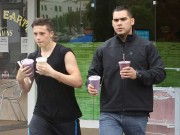 Làng sao - Cậu cả nhà Beck chu đáo mua đồ uống cho người lớn