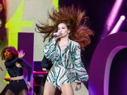 Làng sao - Hồ Ngọc Hà gợi cảm làm "nóng" sân khấu BHYT