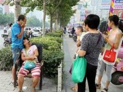 Tin tức - Trung Quốc: Mẹ xem điện thoại, xe cán chết con 2 tuổi