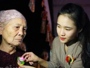 Tin tức - Ảnh: Cảm động nghi lễ “bông hồng cài áo” báo hiếu mùa Vu Lan