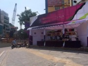 Tin tức - Quầy bánh trung thu vẫn lấn vỉa hè dù bị cấm