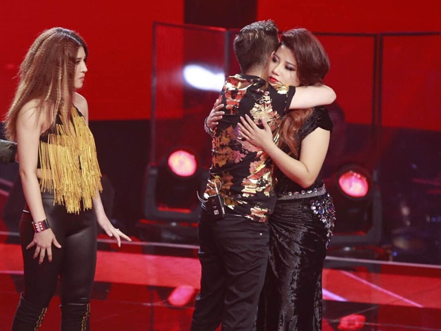 The Voice 2015: Mr Đàm loại cô gái vừa ăn kẹo vừa hát