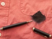 Nhà đẹp - 2 bước đơn giản đánh bay vết mực dính trên quần áo