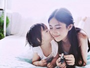 Làm mẹ - Bộ ảnh bên con gái cực ngọt ngào của người mẹ tuổi 21
