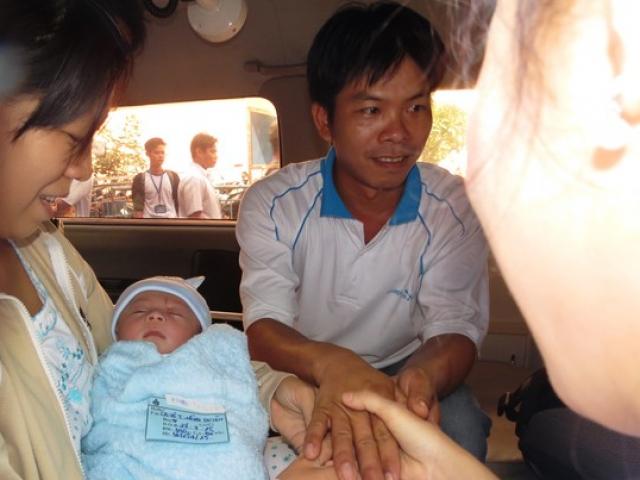 Khoảnh khắc đáng yêu lúc tạm biệt bác sĩ của bé sơ sinh bị chém