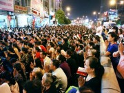 Tin tức - Đứng giữa đường, ngồi trên xe máy... làm lễ Vu Lan