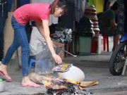 Tin tức - Người dân cúng chúng sinh, đốt vàng mã ngày Vu Lan