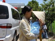 Tin tức - Vỡ òa hạnh phúc đón bé sơ sinh bị đâm trở về nhà