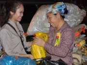 Tin tức - Lễ Vu Lan: Phát quà, hoa hồng cho người nghèo