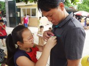 Tin tức - Xúc động trẻ đấm lưng, cài hoa hồng báo hiếu cha mẹ