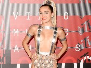 Thời trang - "Đỏ mắt" vì trang phục hở kinh dị của Miley Cyrus