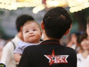 Tin tức - Trẻ nhỏ lạ lẫm với con đường ánh sáng dịp Quốc khánh