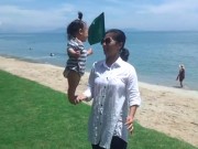 Làm mẹ - Clip sốc: Bé gái 7 tháng tuổi đứng thăng bằng trên tay mẹ