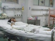 Tin tức - Bé gái bán vé số bị mẹ đổ xăng đốt vẫn rất nguy kịch