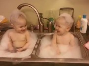 Clip Eva - Ngộ nghĩnh khi bé tắm trong bồn rửa bát