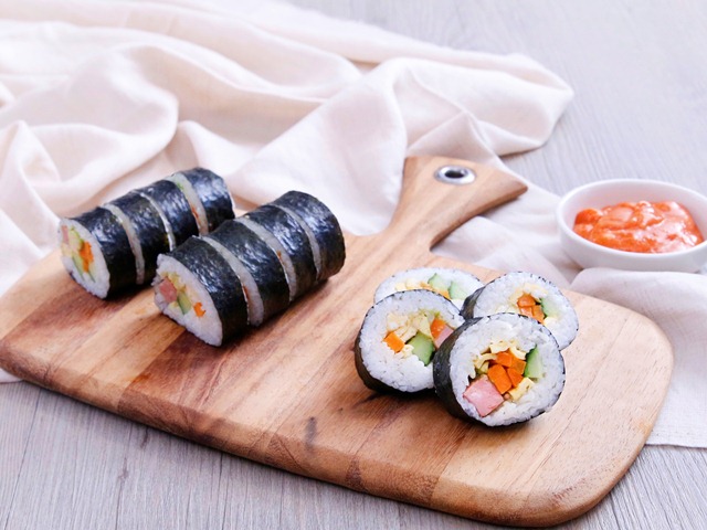 Làm cơm cuộn thơm ngon mang đi dã ngoại ngày 2/9