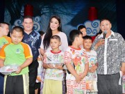 Làng sao - Cindy Thái Tài giản dị đi trao quà Trung thu sớm