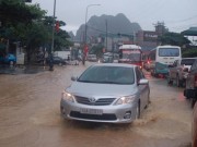Tin tức - Quảng Ninh: Đường ngập, cặp vợ chồng bị hút xuống cống