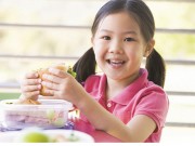 Làm mẹ - 7 loại rau quả bổ não cho bé chào năm học mới