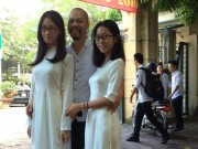 Làng sao - Hai con gái NTK Đức Hùng thướt tha đến trường