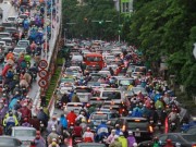 Tin tức - Hà Nội: Mưa lớn sáng sớm, nhiều tuyến phố ùn tắc kéo dài