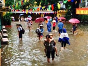 Tin tức - Mưa lớn ở Hà Nội: Học sinh xắn quần học vì nước tràn vào lớp