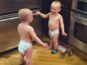 Clip Eva - Đáng yêu cảnh tượng hai bé sinh đôi "nói chuyện"
