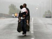 Tin tức - Bức ảnh chấn động về cha con người tị nạn Syria