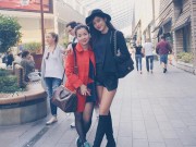 Làng sao - Mẹ Á hậu Huyền My trẻ đẹp bên con gái ở London