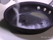 Nhà đẹp - Dùng muối làm sạch chảo, tẩy vết rượu vang, bay mùi nấm mốc