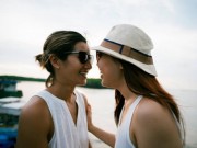 Eva Yêu - Tình yêu của cặp đôi đồng tính nữ cách nhau nửa vòng trái đất