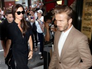 Làng sao - Beckham lịch lãm cùng con trai đi cổ vũ vợ