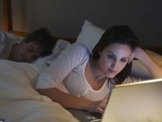 Eva tám - Để giữ vững hôn nhân, hãy ‘unfriend’ bạn đời trên Facebook