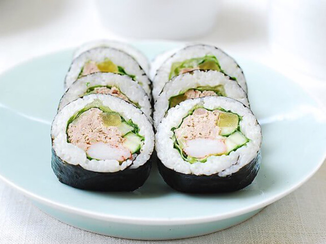 Cơm cuộn cá ngừ đầy hấp dẫn