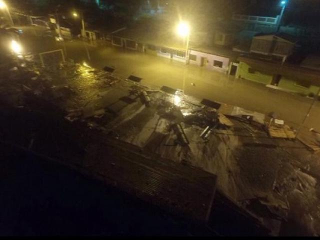 Động đất mạnh, sóng thần tràn vào Chile