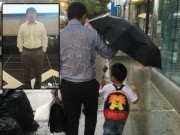 Làm mẹ - Lộ diện ông bố che mưa cho con khiến triệu người rung động
