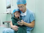 Tin tức - Ảnh bác sỹ vỗ về bé gái trước giờ mổ 'đốn tim' dân mạng