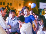 Làng sao - Hoa hậu Kỳ Duyên đội mưa phát quà Trung thu
