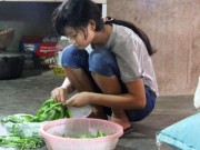 Tin tức - Đỗ đại học, nữ sinh chỉ dám khoe giấy báo lên bàn thờ cha mẹ rồi giấu kín