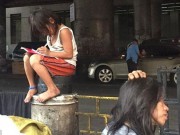 Tin tức - Bé gái chân trần làm bài tập trên đường gây xúc động