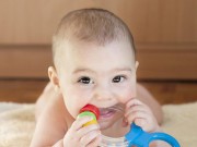 Làm mẹ - 7 mẹo “cứu” bé nhanh chóng khỏi đau vì mọc răng