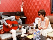 Giải trí - Tuấn Ngọc ôm guitar tập hát cùng Khánh Hà