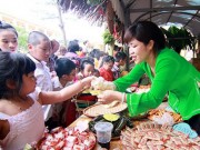 Tin tức - Học sinh tiểu học thích thú mua hàng bằng tem phiếu