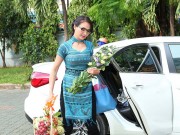 Xem & Đọc - Trương Hải Vân diện áo dài đi cúng Tổ nghề