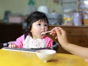 Làm mẹ - 5 sai lầm “bất ngờ” mẹ hại hệ tiêu hóa của trẻ ăn dặm
